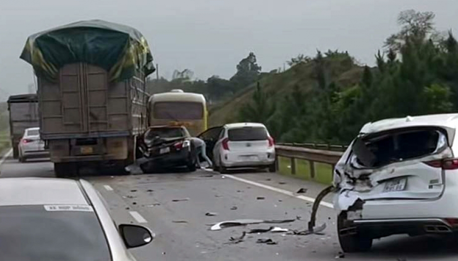 Toàn cảnh tai nạn liên hoàn khi xe tải đâm hàng loạt xe khác trên cao tốc Hà Nội - Thái Nguyên