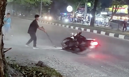 Lạ ùng hai báo thủ  