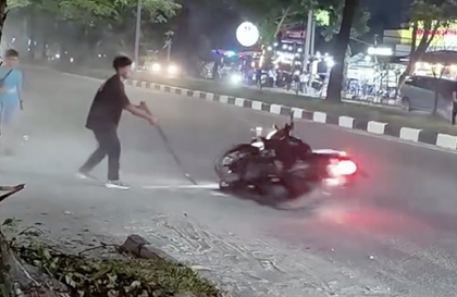 Lạ lùng hai báo thủ