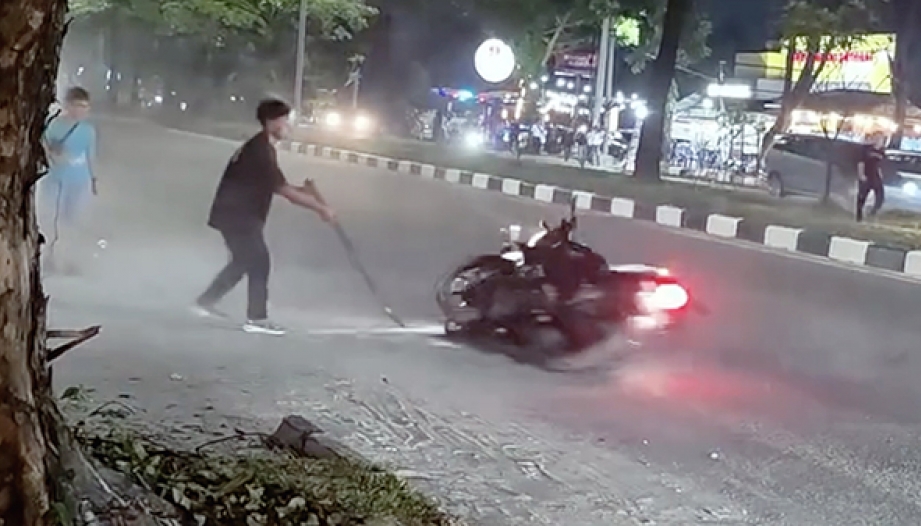 Lạ ùng hai báo thủ  