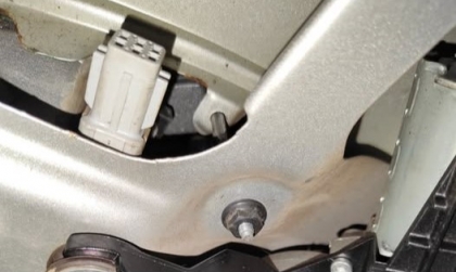 Cổng chờ ở cốp sau xe Kia Morning có tác dụng gì thế các bác?