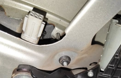 Cổng chờ ở cốp sau xe Kia Morning có tác dụng gì thế các bác?