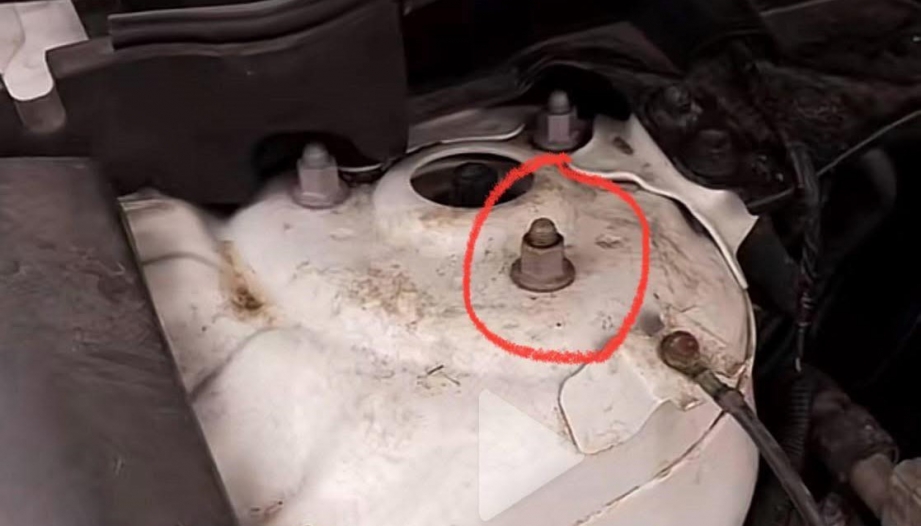 Mazda CX-8 bị rỉ thế này có sao không?