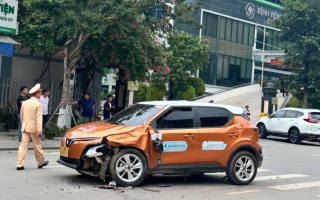 Ảnh TNGT: VinFast VF 5 đối đầu Ford Ranger ngay cổng bệnh viện