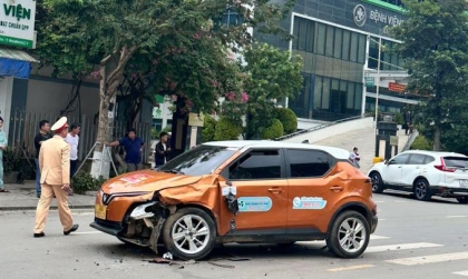 Ảnh TNGT: VinFast VF 5 đối đầu Ford Ranger ngay cổng bệnh viện