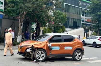 Ảnh TNGT: VinFast VF 5 đối đầu Ford Ranger ngay cổng bệnh viện