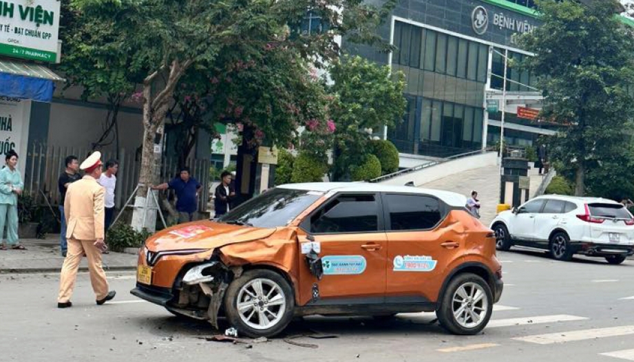 Ảnh TNGT: VinFast VF 5 đối đầu Ford Ranger ngay cổng bệnh viện