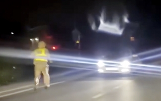 Thái Nguyên: Thấy bóng CSGT bắt thổi nồng độ cồn, tài xế lùi xe bỏ chạy rơi luôn xuống ruộng