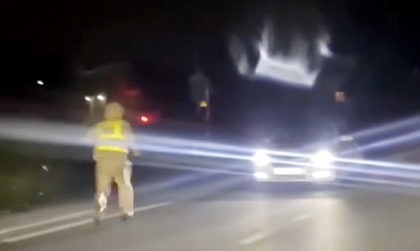 Thái Nguyên: Thấy bóng CSGT bắt thổi nồng độ cồn, tài xế lùi xe bỏ chạy rơi luôn xuống ruộng