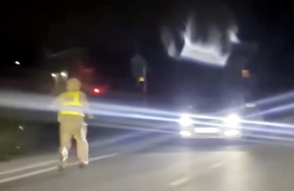 Thái Nguyên: Thấy bóng CSGT bắt thổi nồng độ cồn, tài xế lùi xe bỏ chạy rơi luôn xuống ruộng