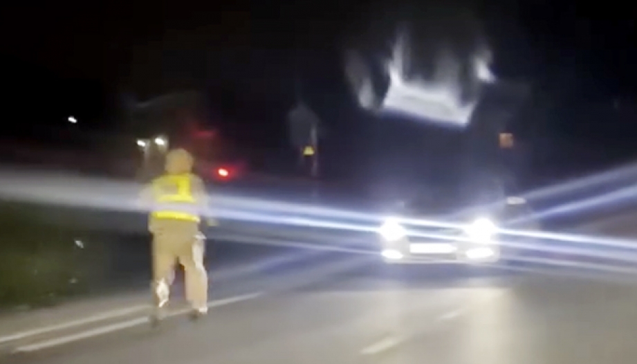 Thái Nguyên: Thấy bóng CSGT bắt thổi nồng độ cồn, tài xế lùi xe bỏ chạy rơi luôn xuống ruộng