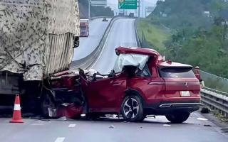 Clip TNGT: Cao tốc Nghi Sơn – Bãi Vọt, VinFast VF 9 đâm xe tải cùng chiều biến dạng hình hài