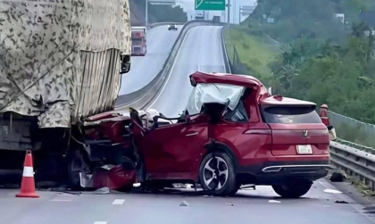 Clip TNGT: Cao tốc Nghi Sơn – Bãi Vọt, VinFast VF 9 đâm xe tải cùng chiều biến dạng hình hài