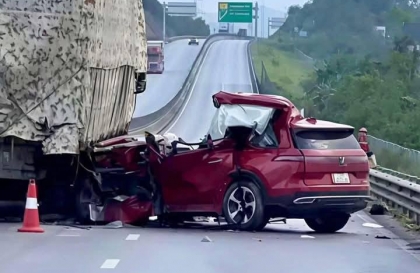 Clip TNGT: Cao tốc Nghi Sơn – Bãi Vọt, VinFast VF 9 đâm xe tải cùng chiều biến dạng hình hài