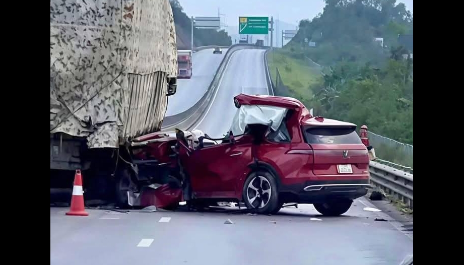 Clip TNGT: Cao tốc Nghi Sơn – Bãi Vọt, VinFast VF 9 đâm xe tải cùng chiều biến dạng hình hài