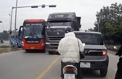 Ý thức Giao thông: Lái xe như kiểu muốn đâm người, tài xế xe tải được lên phường uống nước chè