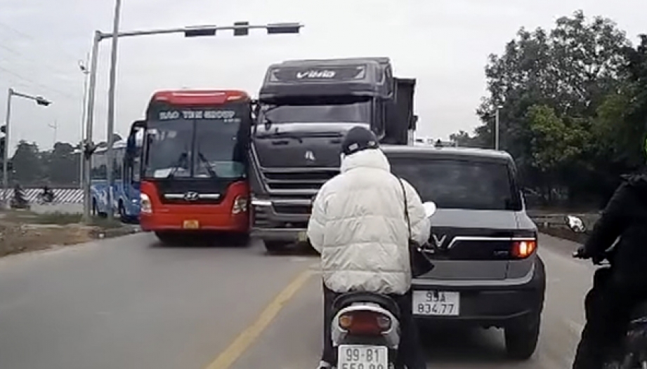 Ý thức Giao thông: Lái xe như kiểu muốn đâm người, tài xế xe tải được lên phường uống nước chè