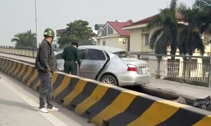 Clip TNGT: Toyota Vios lao lên dải phân cách, lộn một vòng rồi nằm che kín đường xe máy đi