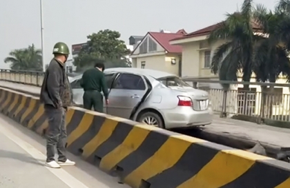 Clip TNGT: Toyota Vios lao lên dải phân cách, lộn một vòng rồi nằm che kín đường xe máy đi