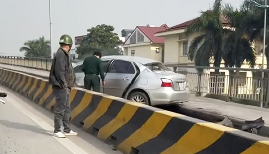 Clip TNGT: Toyota Vios lao lên dải phân cách, lộn một vòng rồi nằm che kín đường xe máy đi