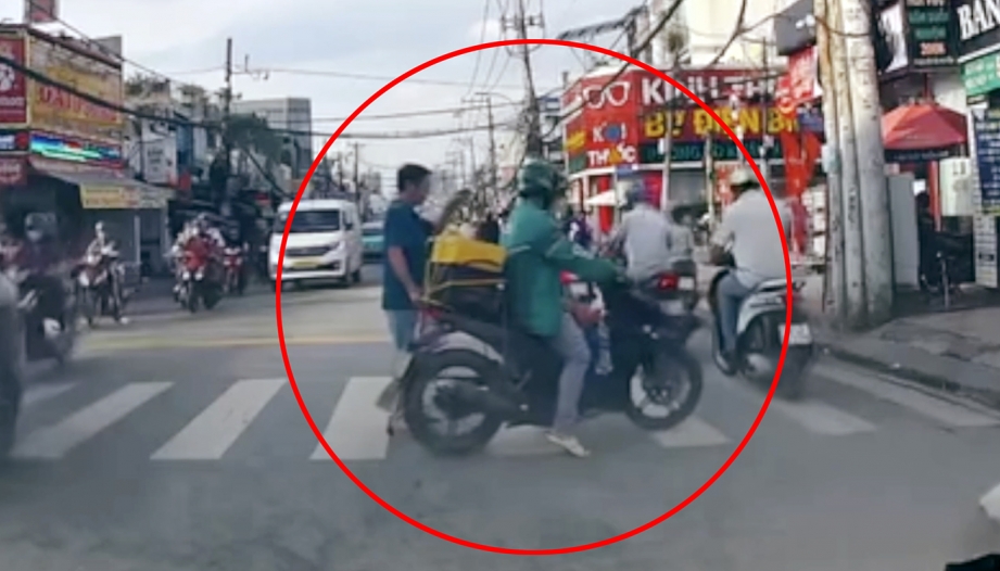 Ý thức giao thông: Hình ảnh khiến người ta đỡ ác cảm với các anh grab chuyên chạy ẩu