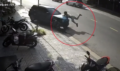 Clip TNGT: Ông Tây cầm lái Toyota Raize, đâm văng người nước ngoài đi bộ trên vỉa hè