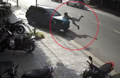 Clip TNGT: Ông Tây cầm lái Toyota Raize, đâm văng người nước ngoài đi bộ trên vỉa hè