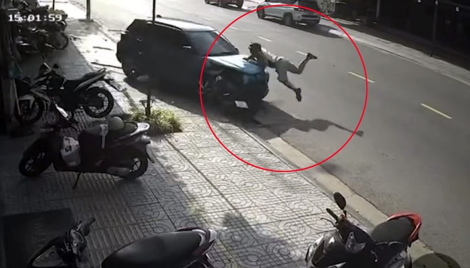 Clip TNGT: Ông Tây cầm lái Toyota Raize, đâm văng người nước ngoài đi bộ trên vỉa hè