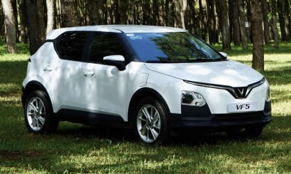 Các bác tư vấn giúp xe VF5 bị tự sáng màn, tự chạy bơm nước, tự bật quạt két nước