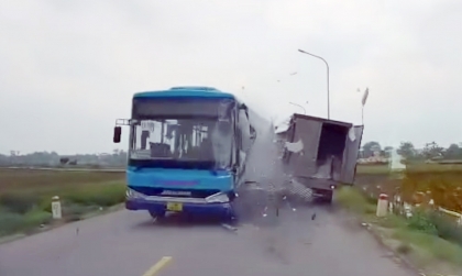 Clip TNGT: Kinh hoàng nhìn xe bus lấn làn đâm tan nát xe tải