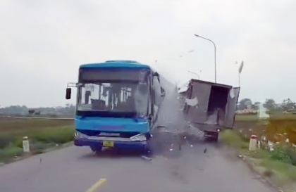 Clip TNGT: Kinh hoàng nhìn xe bus lấn làn đâm tan nát xe tải