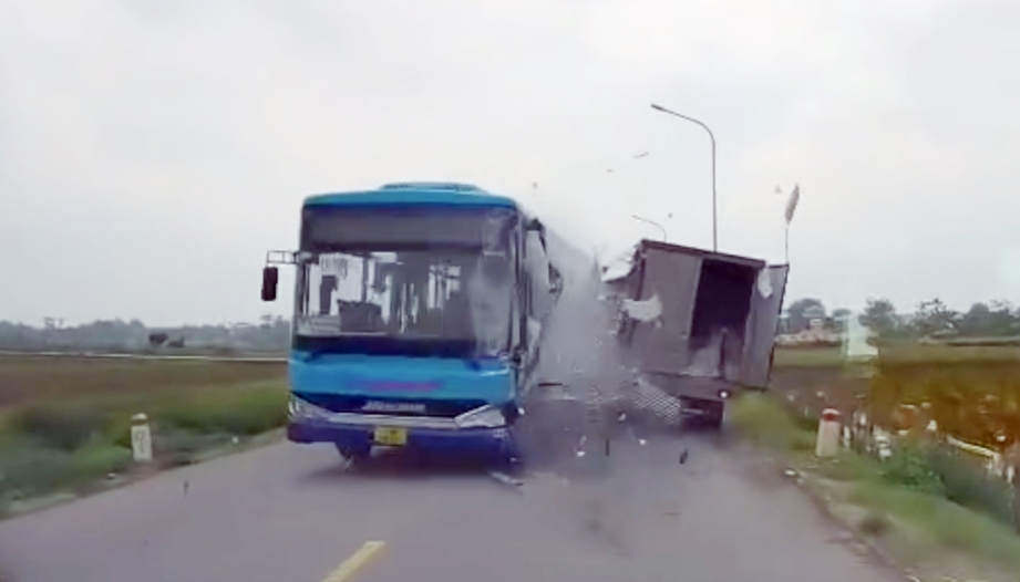 Clip TNGT: Kinh hoàng nhìn xe bus lấn làn đâm tan nát xe tải