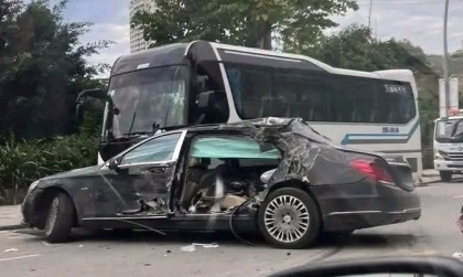 Clip TNGT: Vào cua mất lái, Mercedes-Maybach S600 đâm thẳng vào xe khách đỗ bên đường