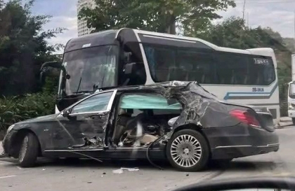 Clip TNGT: Vào cua mất lái, Mercedes-Maybach S600 đâm thẳng vào xe khách đỗ bên đường