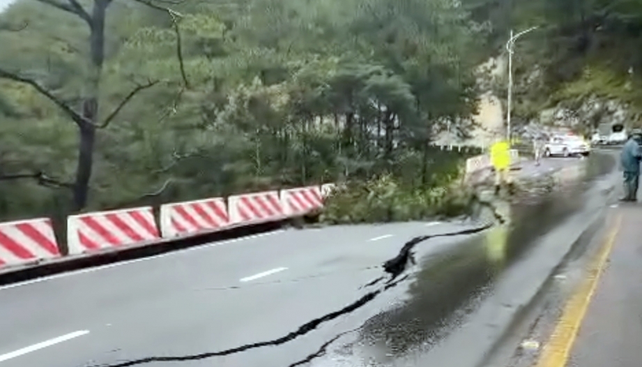 Clip: Đèo Prenn sạt lở - Cấm mọi phương tiện di chuyển trên đường này.