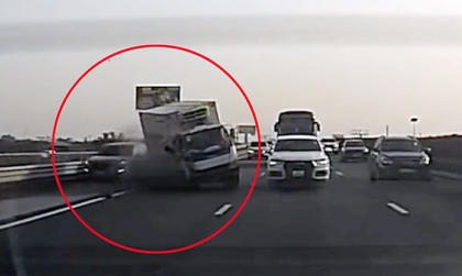 Toàn cảnh vụ xe tải đâm vào xe trên làn khẩn cấp đâm tiếp và Audi Q5 rồi lật nghiêng trên cao tốc