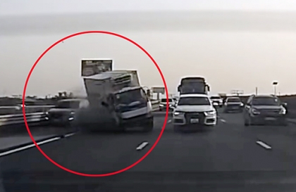 Toàn cảnh vụ xe tải đâm vào xe trên làn khẩn cấp đâm tiếp và Audi Q5 rồi lật nghiêng trên cao tốc