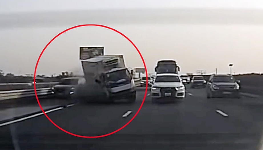 Toàn cảnh vụ xe tải đâm vào xe trên làn khẩn cấp đâm tiếp và Audi Q5 rồi lật nghiêng trên cao tốc