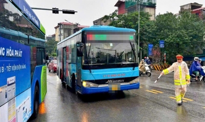 Ý thức Giao thông: Xe buýt bị xử lý vì đi vào đường cấm trên cầu Chương Dương (Hà Nội)
