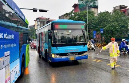 Ý thức Giao thông: Xe buýt bị xử lý vì đi vào đường cấm trên cầu Chương Dương (Hà Nội)