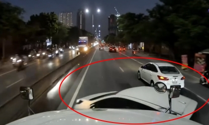 Clip TNGT: Cái kết đắng nghét cho tài xế xe du lịch khi tạt đầu công-ten-nơ