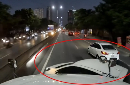Clip TNGT: Cái kết đắng nghét cho tài xế xe du lịch khi tạt đầu công-ten-nơ
