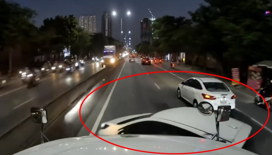 Clip TNGT: Cái kết đắng nghét cho tài xế xe du lịch khi tạt đầu công-ten-nơ