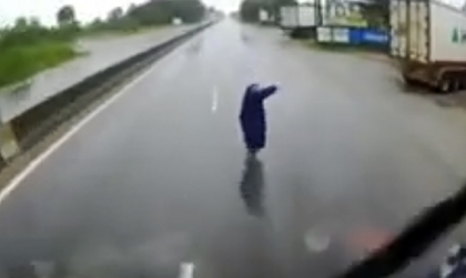 Ý thức giao thông: Hết hồn kiểu mời cơm phong cách 