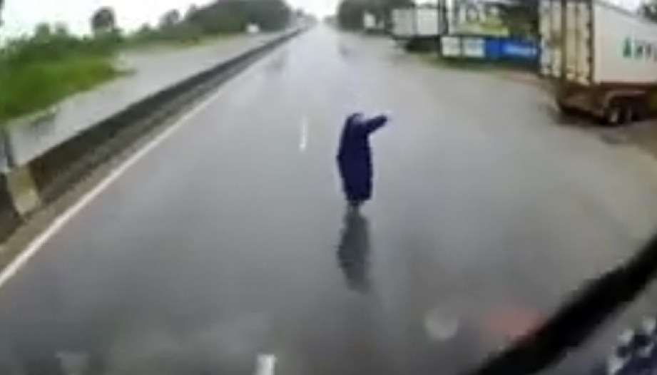 Ý thức giao thông: Hết hồn kiểu mời cơm phong cách 