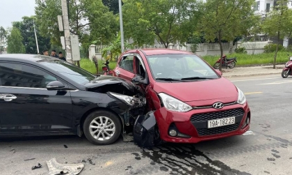 Ảnh TNGT: Huynh đệ tương tàn - Hyundai Accent đâm bẹp Grand i10