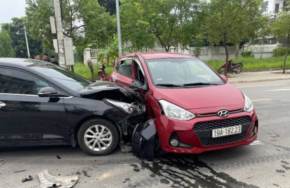 Ảnh TNGT: Huynh đệ tương tàn - Hyundai Accent đâm bẹp Grand i10