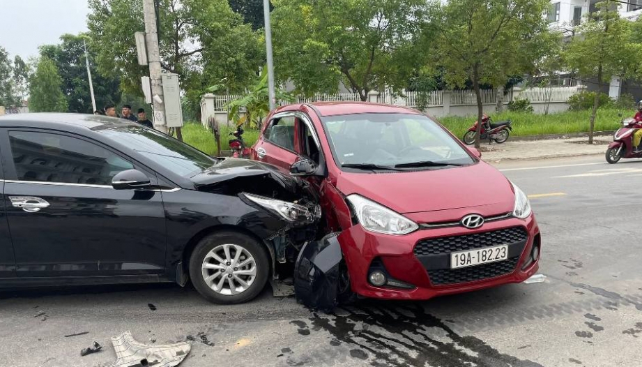 Ảnh TNGT: Huynh đệ tương tàn - Hyundai Accent đâm bẹp Grand i10