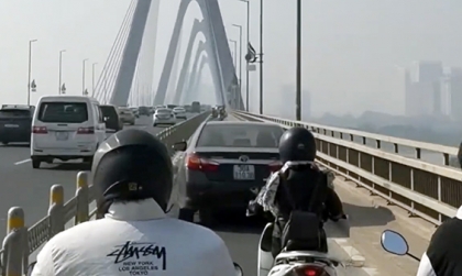 Ý thức giao thông: Tài xế Toyota Camry hồn nhiên đi vào làn xe máy trên cầu Nhật Tân