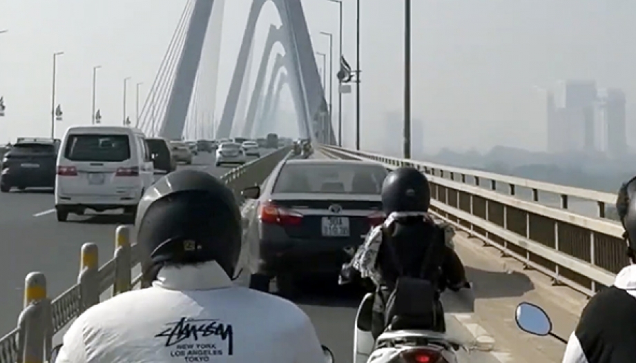 Ý thức giao thông: Tài xế Toyota Camry hồn nhiên đi vào làn xe máy trên cầu Nhật Tân